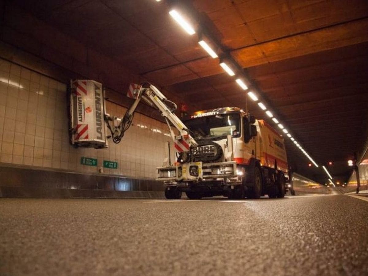 Entretien des parois d'un tunnel - Nettoyage à haute pression Entretien des parois d'un tunnel - Nettoyage à haute pression