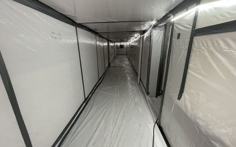 Désamiantage d'un couloir dans un bâtiment infecté