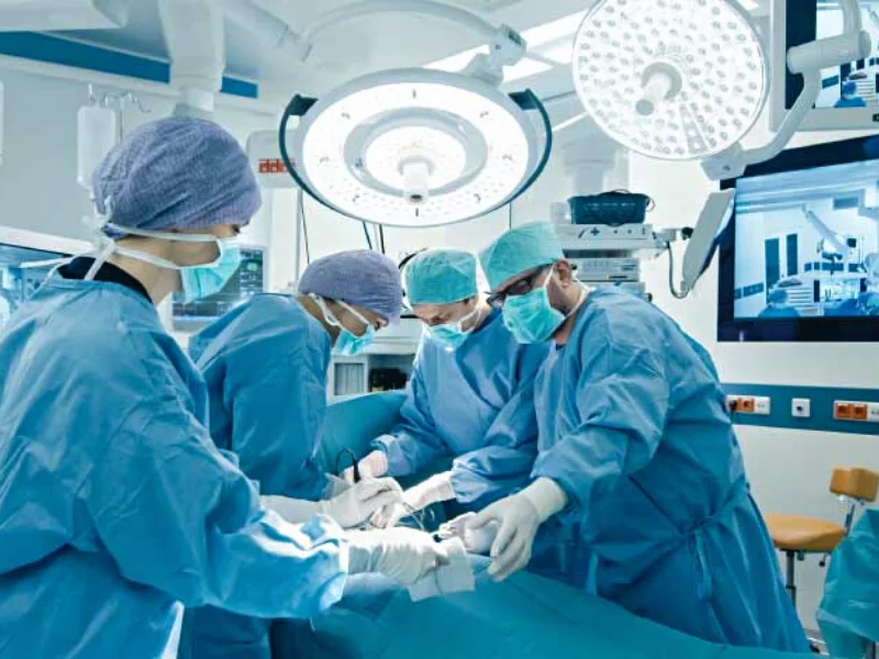 Nettoyage spécifique dans un bloc opératoire en milieu hospitalier