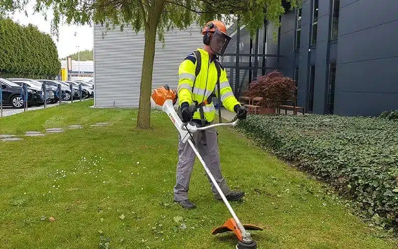 Tonte de pelouse avec coupe bordure Tonte de pelouse avec coupe bordure