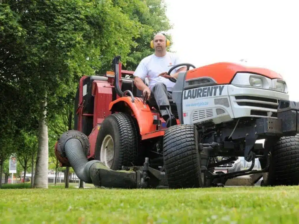 Tonte de pelouse avec tracteur Tonte de pelouse avec tracteur